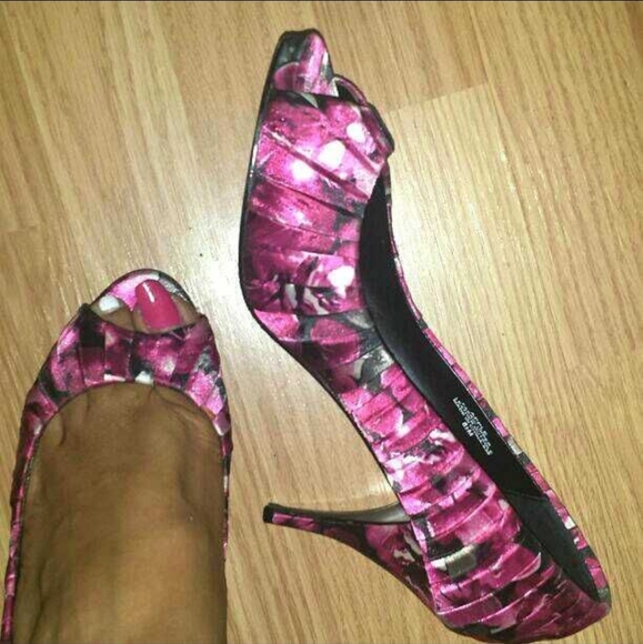 White House|Black Market Size 8½ M peep toe floral satin Heels - Picture 3 of 5